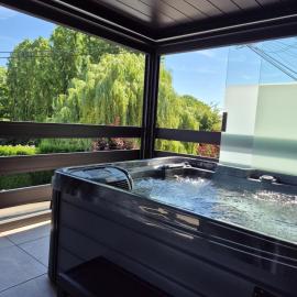 Maison H - Logement de luxe avec jacuzzi privé et home cinéma immersif, hotel u gradu Herstal