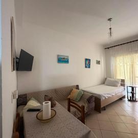 Blue Nest Apartment Golem Near Grand Blue Fafa, hotel in Golem