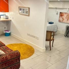Studio Retreat and Private Garden with Own Entrance, hotel v destinaci Dorking