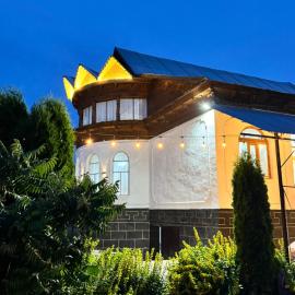 Crown Inn & Spa, hotel in Karakol