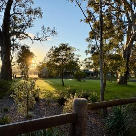 Redbank Retreat - Stylish Farm Stay king master suite one-acre private property, Hotel in Stratford