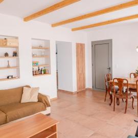 Cube House - detached home with garden and parking, hotel u Volosu