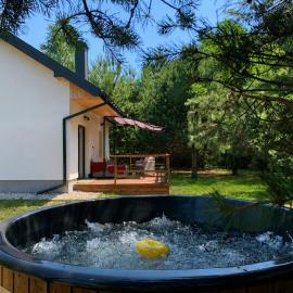 Domek Wśród Pól z Balia Jacuzzi, hotel a Rawa