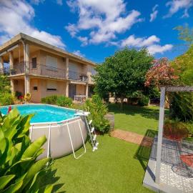 Villa 2 appartements, piscine, jeux, jardin clos, hotel i Lunel-Viel