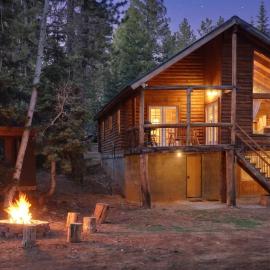 Rustic Mountain Log Cabin with Fire Pit, hotel in Duck Creek Village