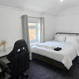 2 Bedroom Contractor & Family HomeStay Sleeps 5 Double drive, hotel v destinaci Prescot