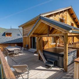 Chalet Le Petit Bes by Leavetown Vacations, hotel in Les Deux Alpes