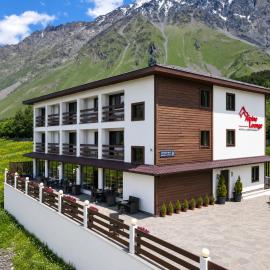 Alpine Lounge Boutique Hotel, hotell i Kazbegi