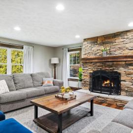 Sawyer에 위치한 호텔 Sawyer Farmhouse -Spacious Retreat with 5 Bedrooms