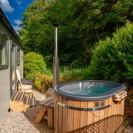 Romantic Shepherd's Hut with Wood-Fired Hot Tub โรงแรมในฮอลท์วิสเซิล