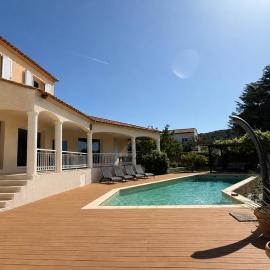 Villa La Colline - 5 chambres avec piscine chauffée: Vailhauquès şehrinde bir otel