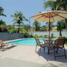 Casa com piscina a 100m da praia Geriba
