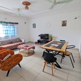 Le Petit Cocon de Ouidah - Chambre Climatisee - Plage a 10 min - Appt cosy - Salon, Cuisine et balcon communs, hotel v destinácii Ouidah