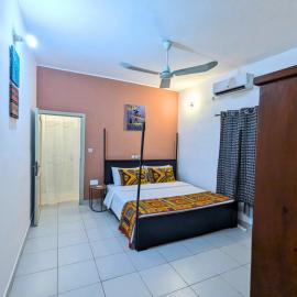 Petit Cocon de Ouidah - Chambre Cosy Climatisée - Plage a 10 min - Salon, Cuisine et balcon, hotel v destinácii Ouidah