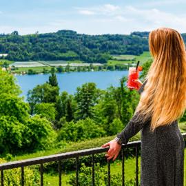 SeePanorama-Deluxe-Sauna-Massage-Garten-Tranpolin-Tischkicker-Tropical-BBQ-Parken, hotel v mestu Öhningen