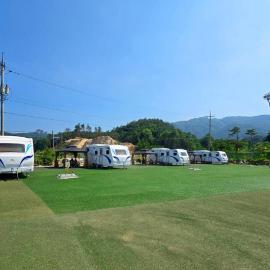 Goseong Lavender Camping Caravan, hotel u gradu Goseong