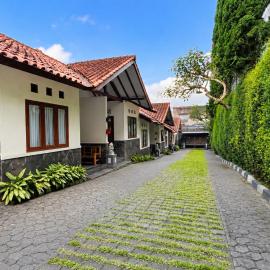 Cemara Asri Guesthouse, hotel in Lembang