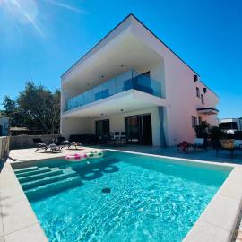 Apartments Villa Leonard - Modern Stay with Private Rooftop Jacuzzi & Sea Views, Barbariga, Vodnjan, Istria, Croatia, hotel a Barbariga
