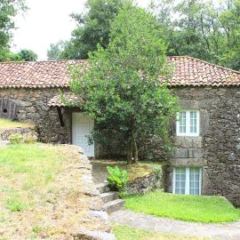Casa Moinho da Levada - Refúgio à beira do rio Coura