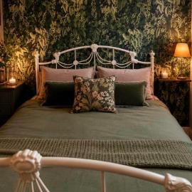 6 Separate Bedrooms AVOID SHARING Willow Guest House, готель у місті Eaton Socon