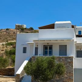 Iosub Houses & Studios - Cosy Seaside House in Koumbara, Hotel in Tzamaria