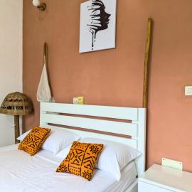 Petit Cocon de Ouidah - Chambre Cosy Ventilée - Plage a 10 min - Salon, Cuisine et balcon, viešbutis mieste Ouidah