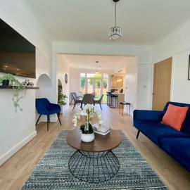 Mackets House - Hunts Cross - Sleeps 7 -Parking