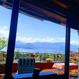 L'attico Con Terrazza Vista Lago, hotel in Laveno-Mombello