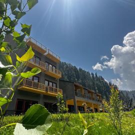 Bela Riverside Penthouse, hotel di Kāgān