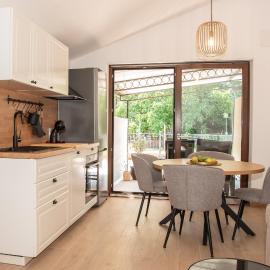 Apartment Sandro、Vinežのホテル