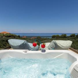 Ark Luxury Suite, Hot tub & Sea Views, by ZanteWize, hotel u gradu Tragaki