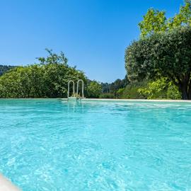 Maison charmante avec piscine et jardin à Robiac-Rochessadoule โรงแรมในRochessadoule