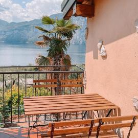 Villa Valya by GardaDoma, hotelli Brenzone sul Gardassa