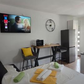 Modern Self - check in studio apartment near Paklenica National Park, hotel u gradu Starigrad-Paklenica
