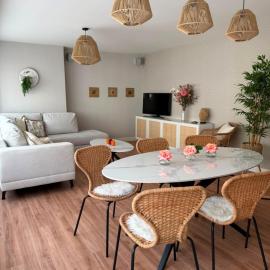 Modern 2-bedroom apartment within walking distance of the city centre and the beach T209