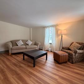 Spacious 4BR Summer Escape Queechy Lake Passes, hotel in New Lebanon