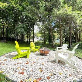 Dual-Home Berkshire Retreat Sleeps 16, hotel in New Lebanon
