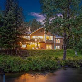 Domaine Waterfront Spa Near Mont-Tremblant โรงแรมในLa Minerve