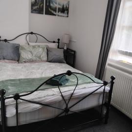EGHAM LOVELY STUDIO SELF CONTAINED 2 mins station, ξενοδοχείο σε Egham