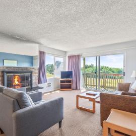 2-Bedroom Suite with King Bed and Fireplace - Pool and Hot Tub, hotel sa Ocean Shores