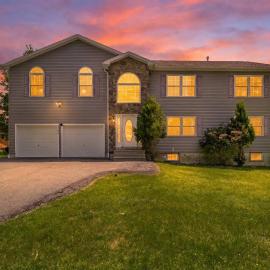 Trail House with Hot Tub, Sauna, Wellness Room & EV, hotel sa Long Pond