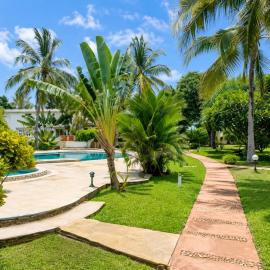 Tropical Court 2 BedroomDiani Beach villa, hotel v destinaci Kwale