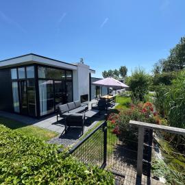 EuroParcs Bad Meersee Chalet Coastline Zeeland mit Zaun Haus Nr 80