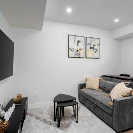 Calgary में, होटल Modern 2 BR Basement Suite in Northwest Calgary