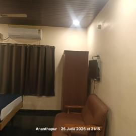 Vybhav Residency AC، فندق في أنانتابور