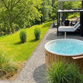 Forest Retreat nahe Köln - Privates Badefass, Private Sauna & Wallbox, hotel a Wermelskirchen