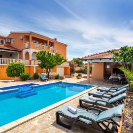 MY DALMATIA - Apartment Visocane with private pool, hotel u gradu Visočane