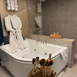 Emotion Apartments- Suite mit Whirlpool-Badewanne, hotel u gradu Floto