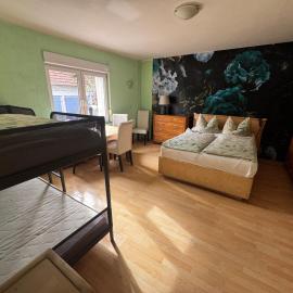 Bauernhof Privatzimmer Frei WiFi Gemeinschaftsbad, hotelli kohteessa Hausbreitenbach