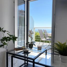 Alexandros Luxury Apartment, hotelli kohteessa Glóssa